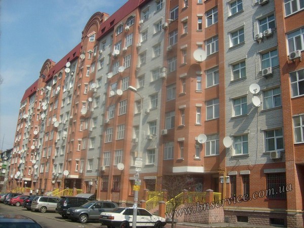 Спутниковые антенны на фасаде дома в г.Киев