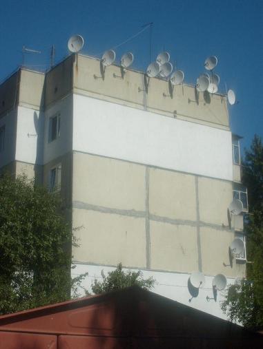 Дом загромождённый спутниковыми антеннами